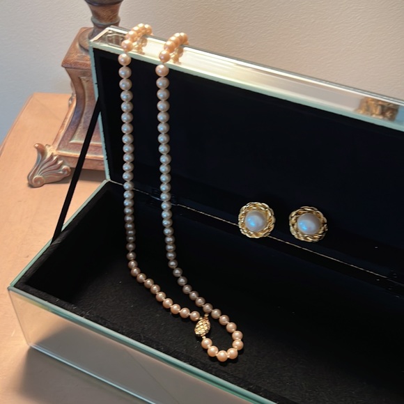 Lovely beveled glass mirror jewelry box sparkling inlay design on top - Picture 2 of 8